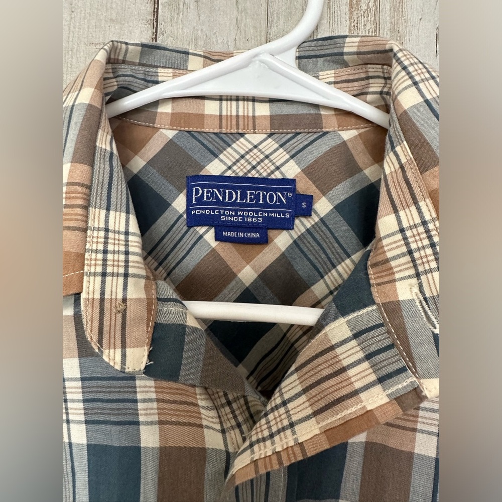 Pendleton Button‎ Down Shirt - Picture 2 of 3
